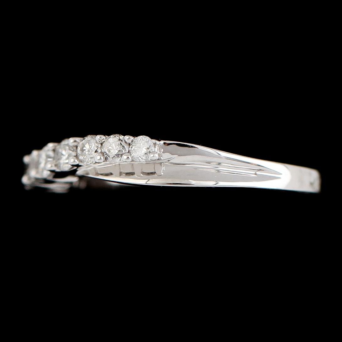 RING, 14K vitguld, briljantslipade diamanter tot ca 0.50 ct. Vikt ca 3 g.