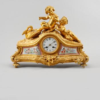 BORDSPENDYL, Louis XV-stil, omkring sekelskiftet 1800/1900.