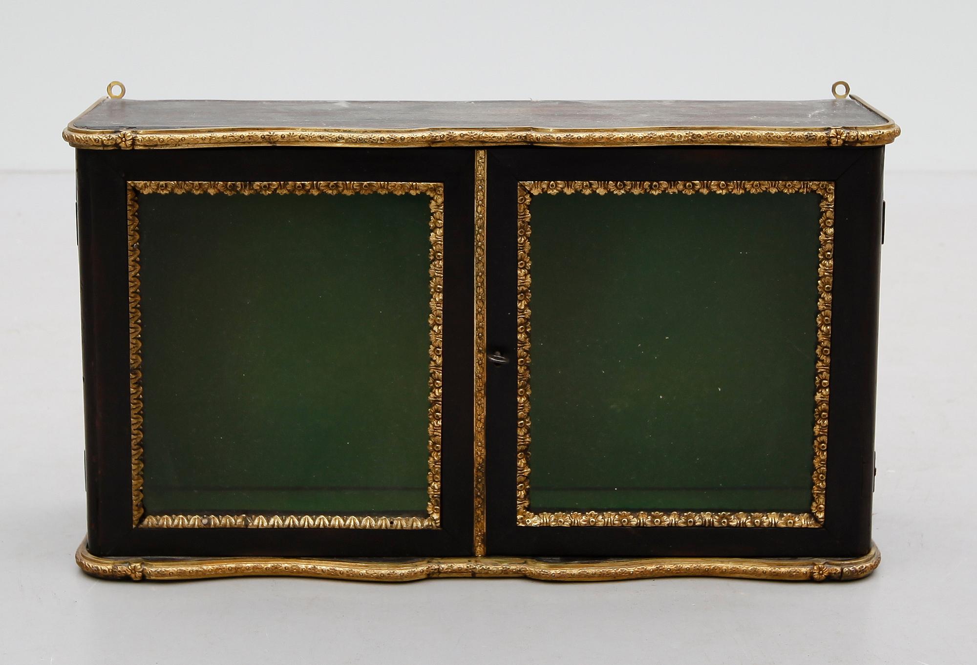 VÄGGVITRINSKÅP, omkring år 1900.