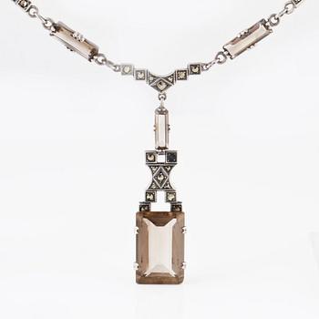 COLLIER, silver med markasiter och fasettslipad röktopas, importstämplat. Vikt 24,5 gram.