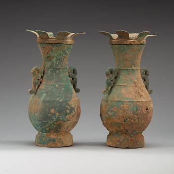 VASER, ett par, brons. Hu form, Arkaiserande, troligen Warring States/Han dynastin (481 f.Kr-220 e.Kr.).