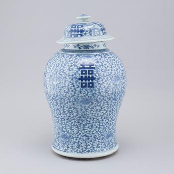 A blue and white vase with lid, 19th century.