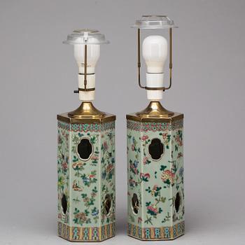 BORDSLAMPOR/PERUKVASER, porslin, Kina, 1800-talets slut.