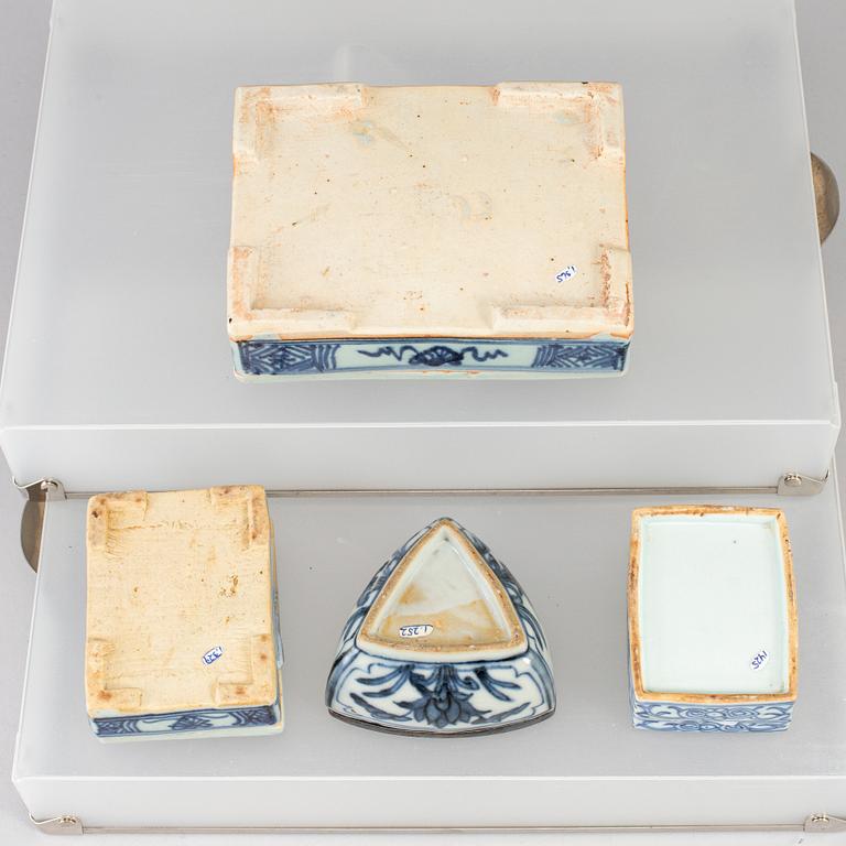 Four blue and white boxes with covers, Qing dynasty, 19th century.