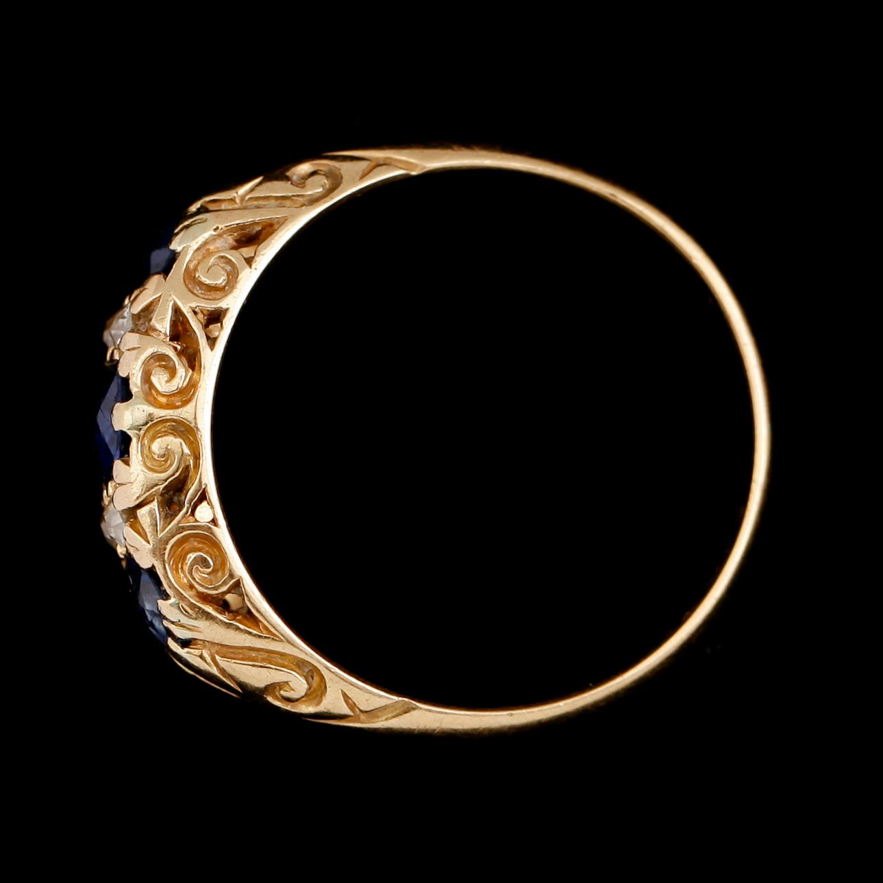 RING, 18 k guld, England, med blå stenar samt rosenstenar, omkring år 1900. Vikt ca 4 gram.