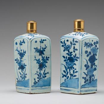 A pair of blue and white bottle flasks, Ming dynasty, Wanli (1572-1620).