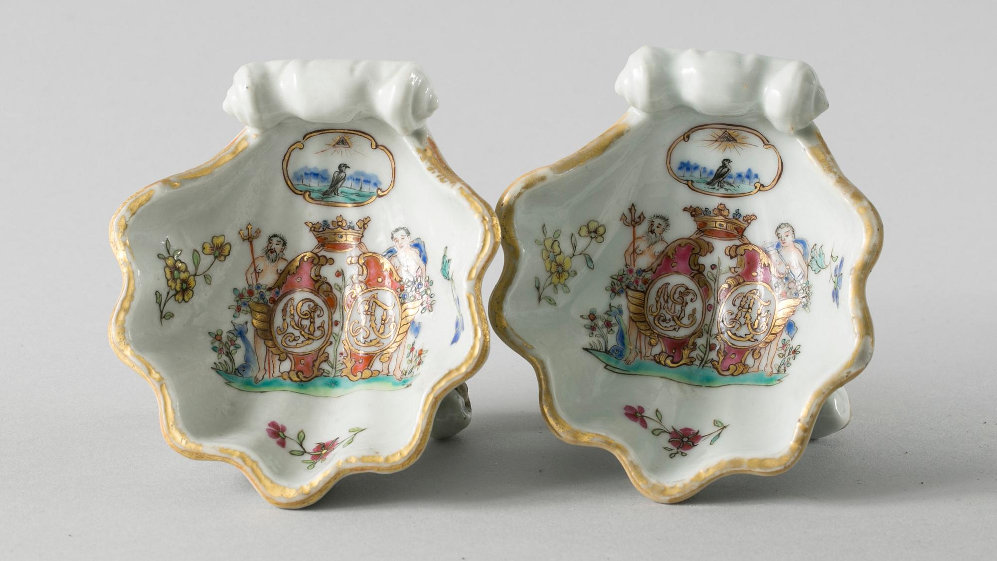 UPPLÄGGNINGSSKÅL samt SALTKAR, ett par, kompaniporslin. Qingdynastin, Qianlong (1736-95).