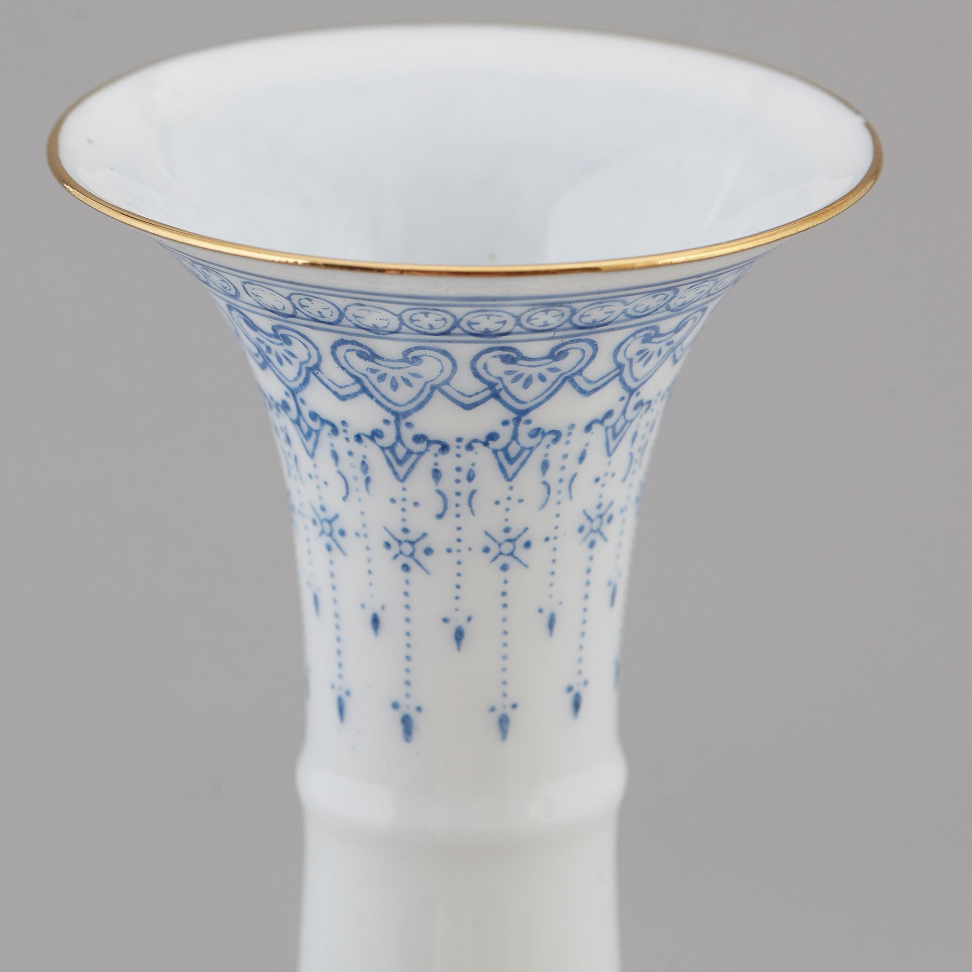 A Chinese eggshell porcelain vase, second half of the 20th century.