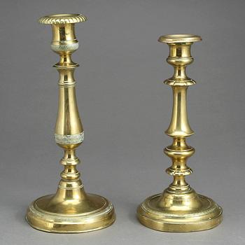 LJUSSTAKAR, 2 snarlika, mässing, empire, 1800-talets första hälft.