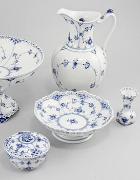 KAFFESERVISDELAR, 35 delar, "Musselmalet", Royal Copenhagen, 1900-talets andra hälft.