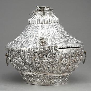 TERRINE, silver, The Ottoman Empire, around the year 1900. Weight about 809 grams.