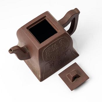 A Chinese square yixing teapot, early 20th century.