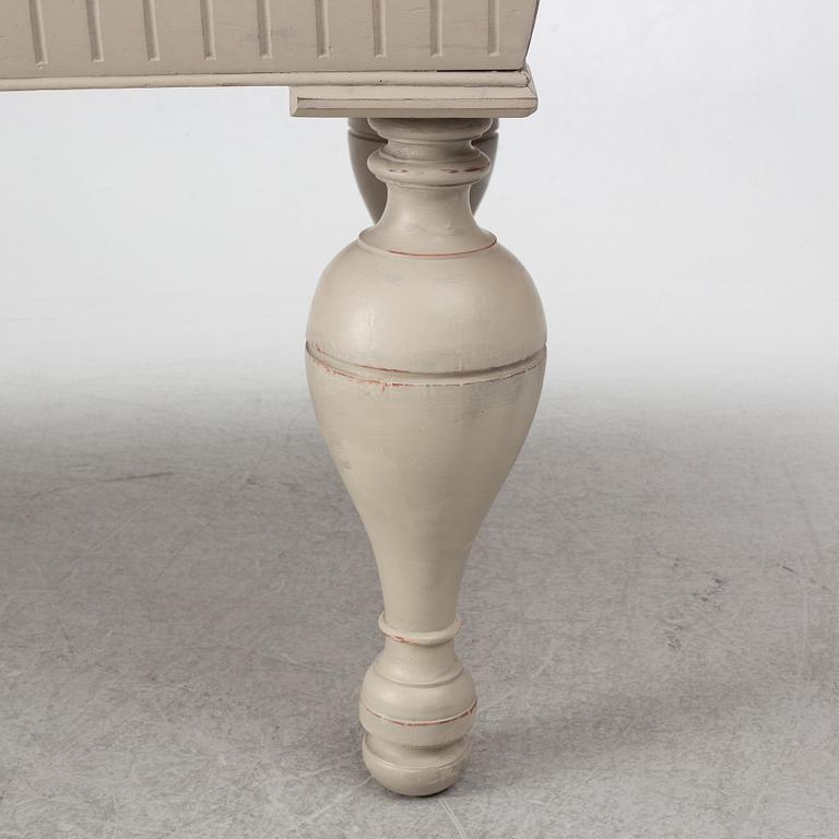 Dining table, from around the year 1900.