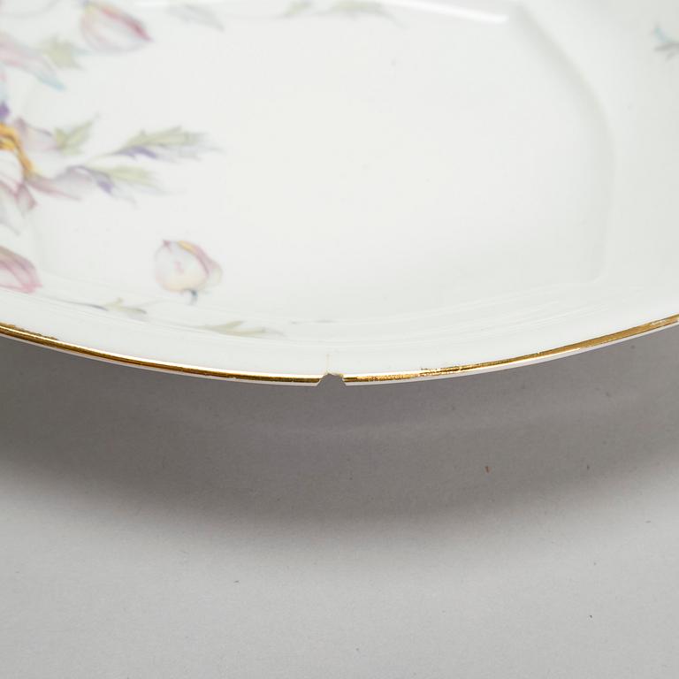 A 100-pc porcelain dinner service, Gebrüder Benedikt, Czechoslovakia, mid-20th century.