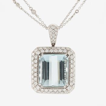 Hänge med kedja 18K vitguld med en trappslipad akvamarin och runda briljantslipade diamanter.