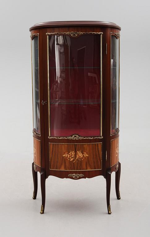 VITRINSKÅP, rokokostil, 1900-talets andra hälft.