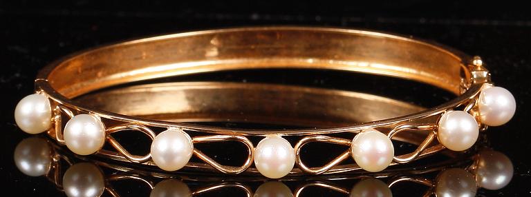 BANGLE, 18k gold set with cultured pearls.