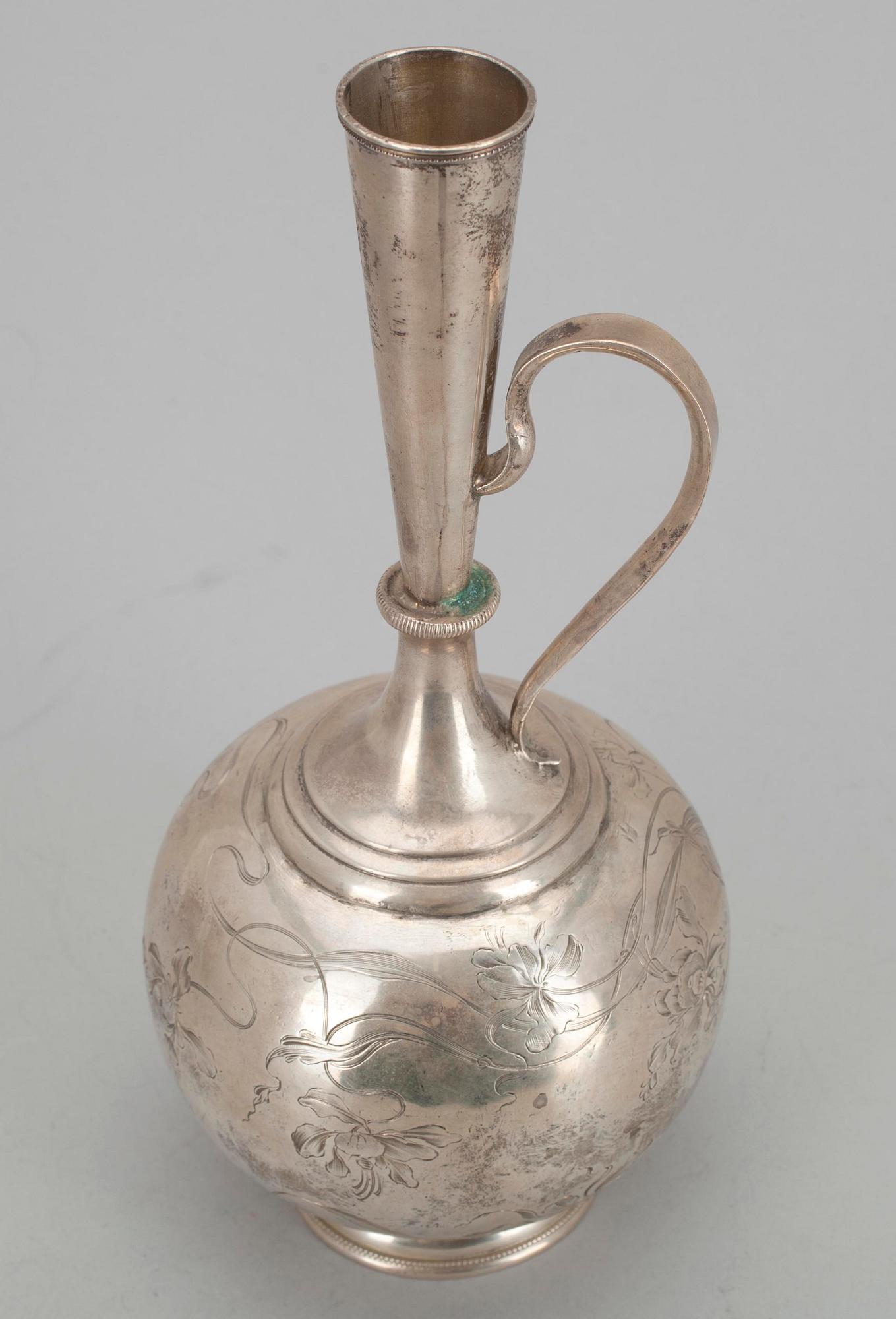 VODKAKARAFF, silver, Ryssland, sekelskiftet 1800/1900-tal. Tot vikt ca 508 g.