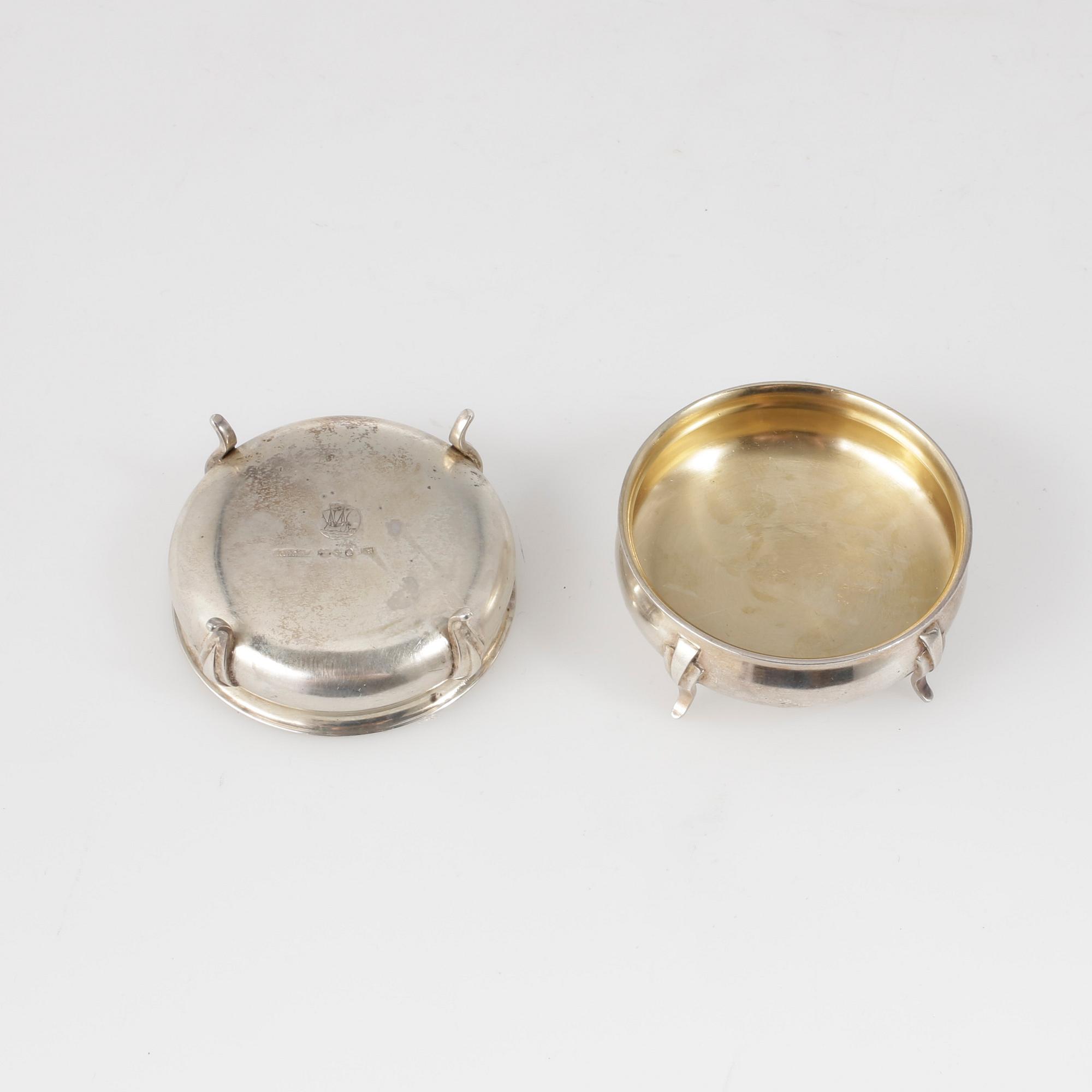 SALTKAR, ett par, Borgila, Stockholm 1927 respektive 1935. Vikt ca 63 gram.