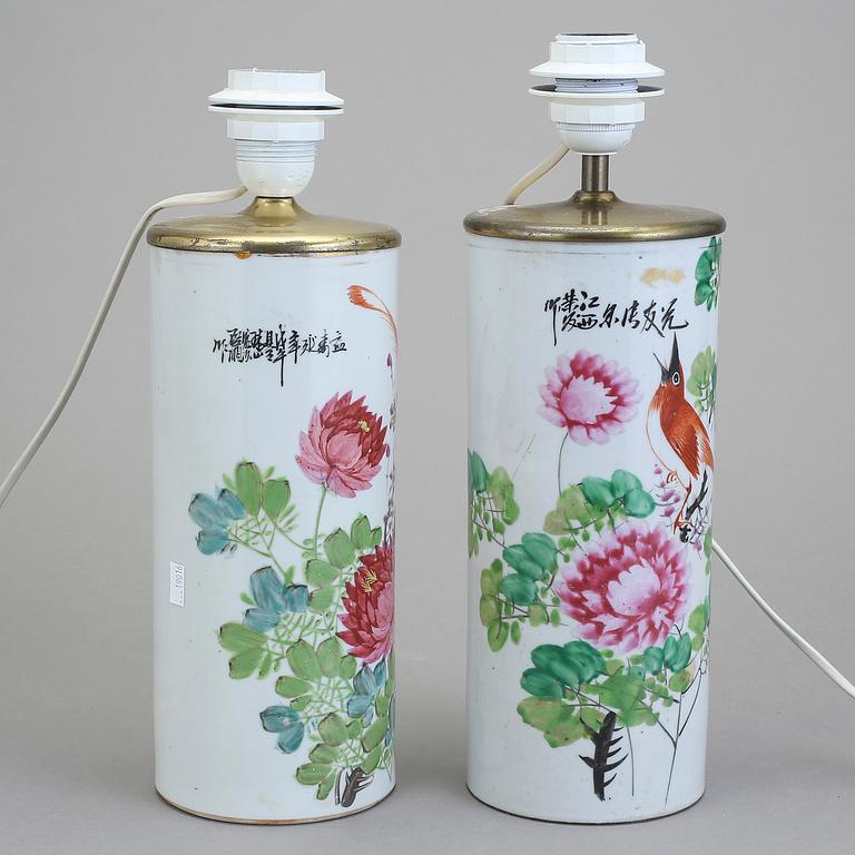 BORDSLAMPOR, ett par, porslin och mässing, Kina 1900-tal.