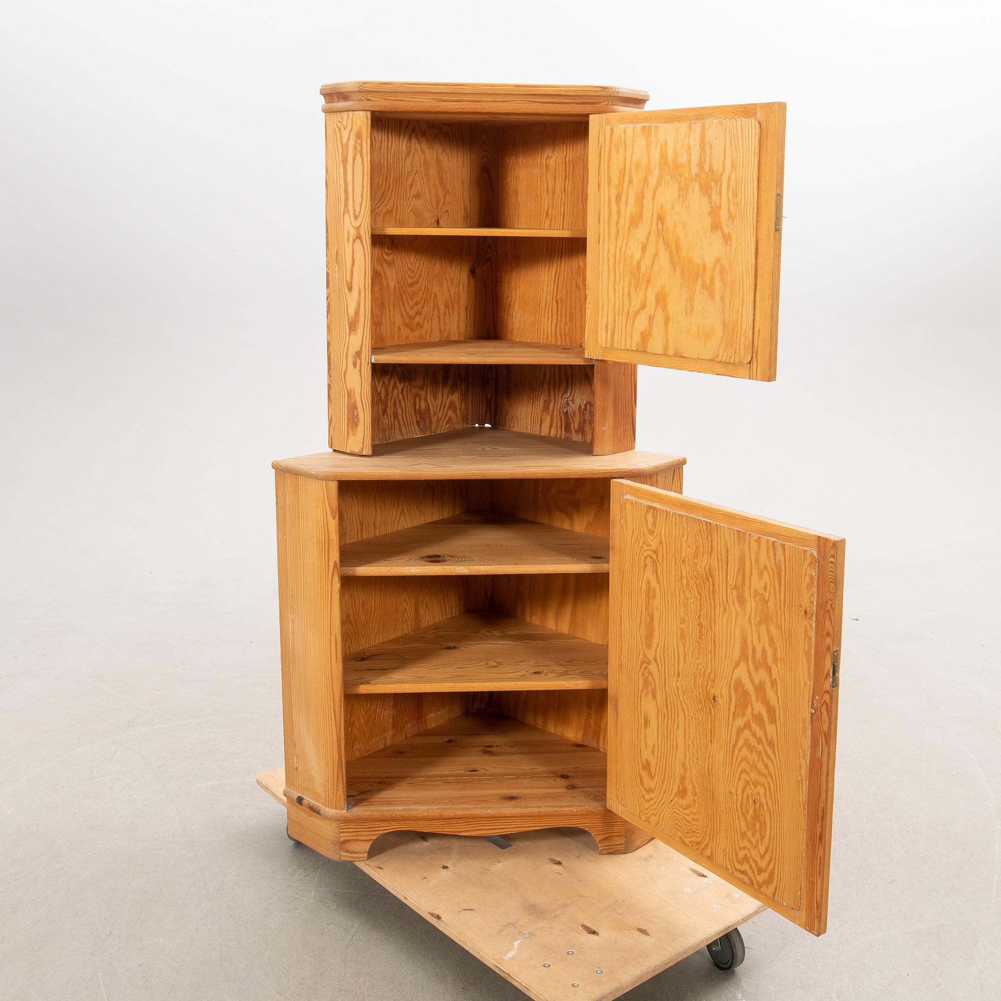 Göran Malmvall, hörnskåp, modell "809" ur serien "Svensk Fur", Karl Andersson & Söner, Huskvarna, 1950-tal.