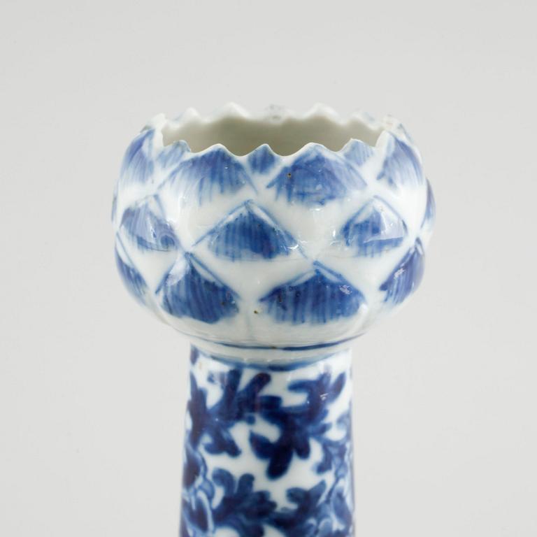 A blue and white chinese tulip vase, late Qing (1644-1912).