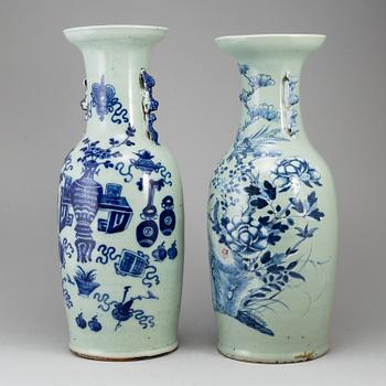 Two Chinese large blue and white porcelain floor vases, early 20th century.