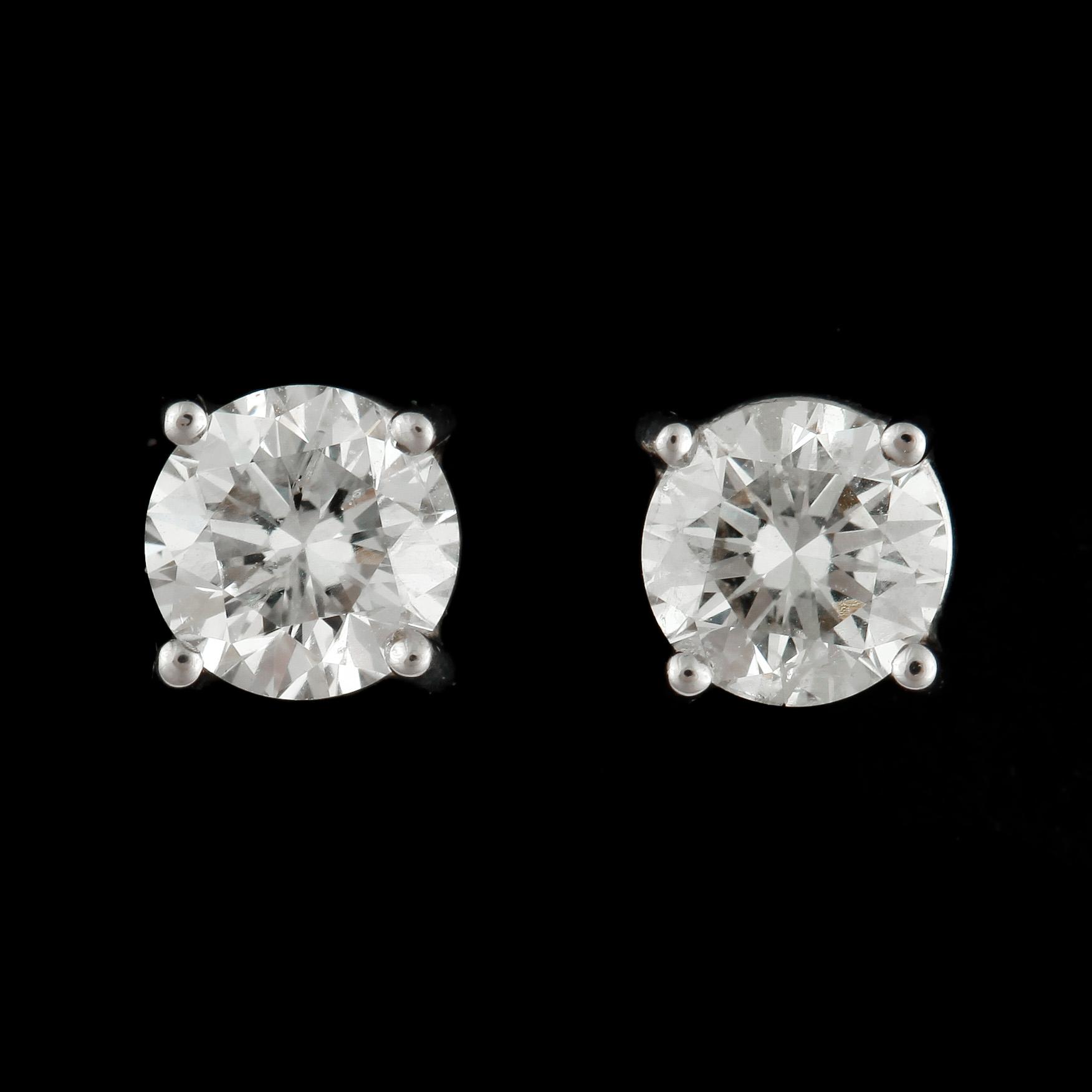 ÖRHÄNGEN, ett par, 18k vitguld med briljantslipade diamanter tot ca 0,8 ct. Vikt ca 2 gram. 2000-tal.