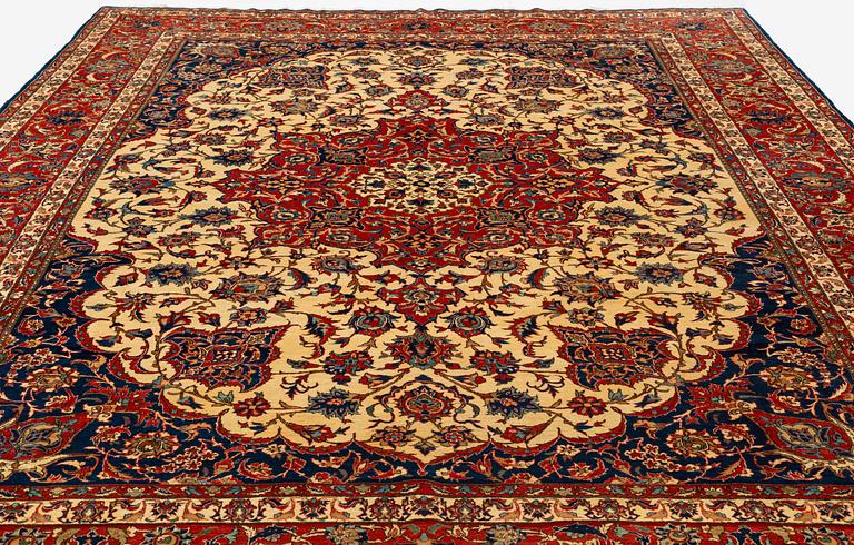 A carpet, semi-antique, Esfahan, ca 410 x 302 cm.