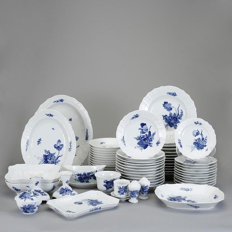 SERVISDELAR, 63 delar, porslin, "Blå blomst", Royal Copenhagen.