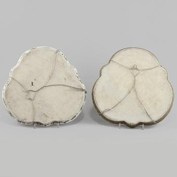 FAT, 2 st snarlika, porslin, Kanton, Kina, omkring sekelskiftet 1800/1900.