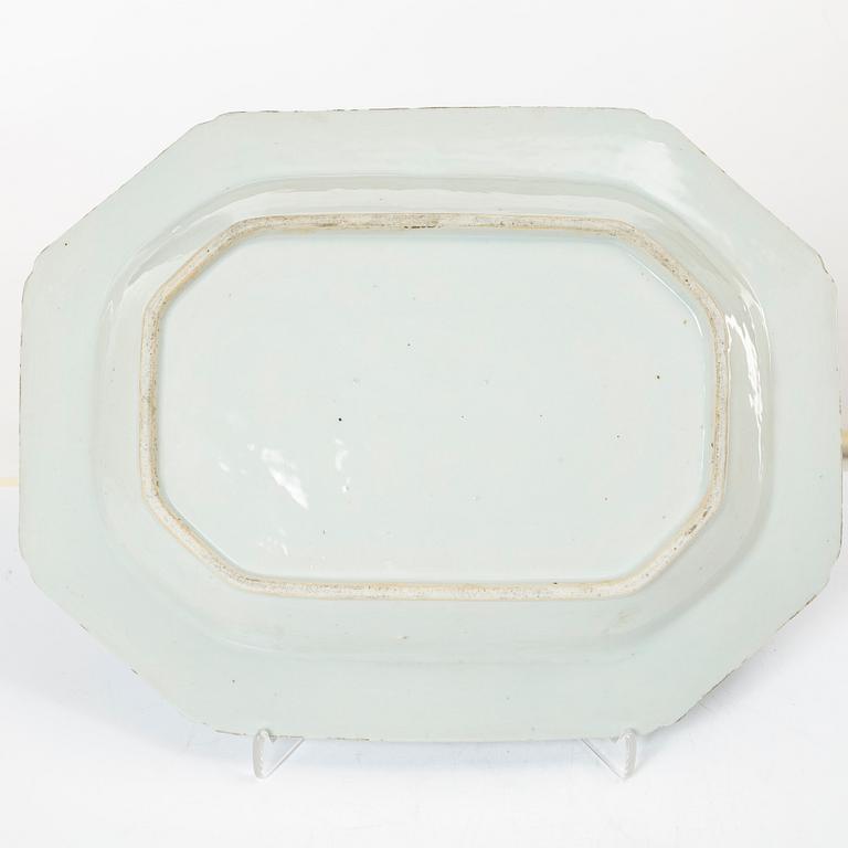 A Chinese blue and white porcelain dish, Qing dynasty, around 1800.