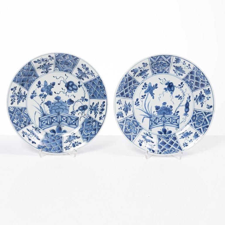 Tallrikar, fyra stycken, porslin. Qingdynastin, 1700-tal.