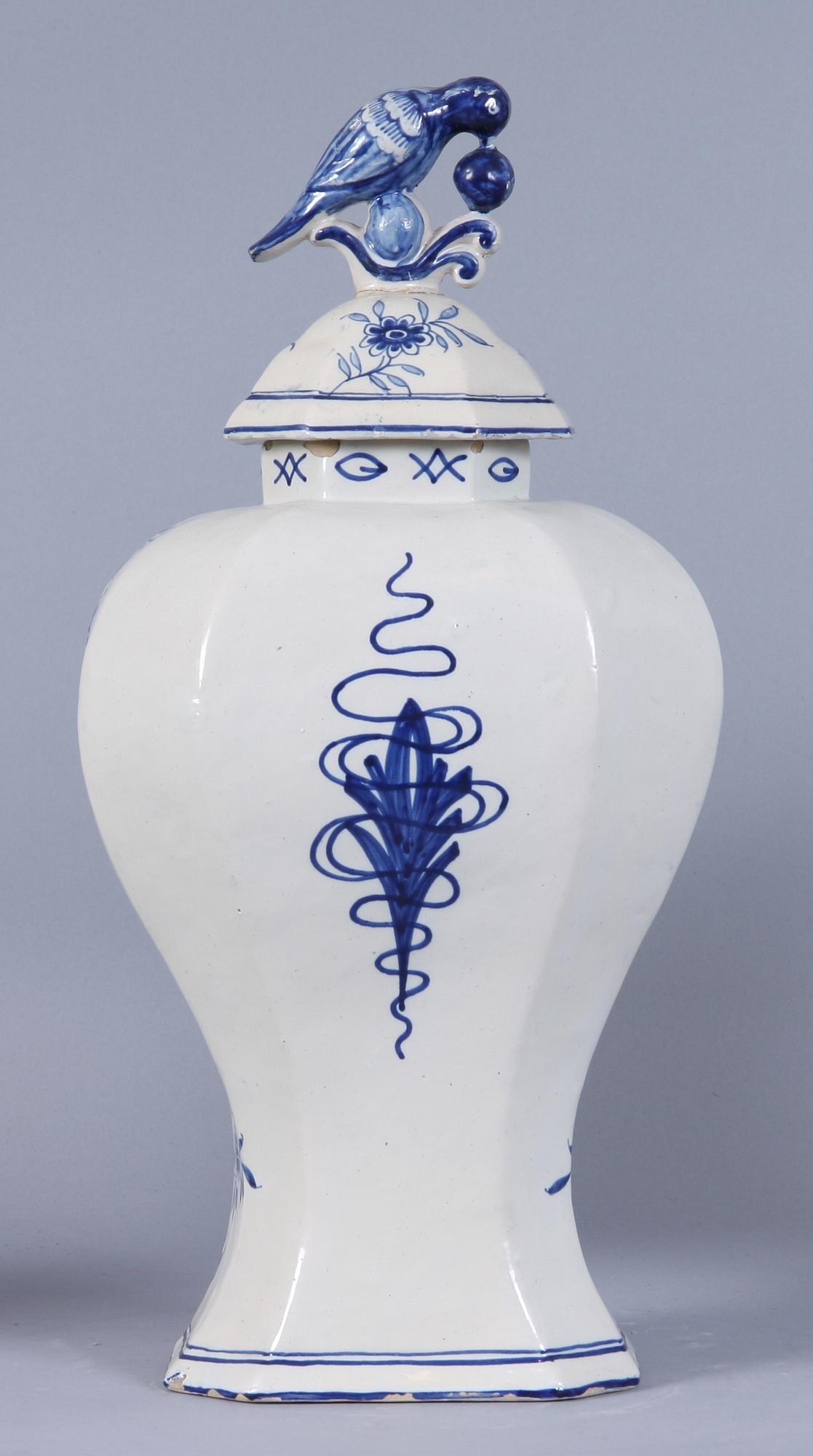 VASER, ett par samt LOCKURNOR, 3 st, fajans, Holland, 1800/1900-tal.