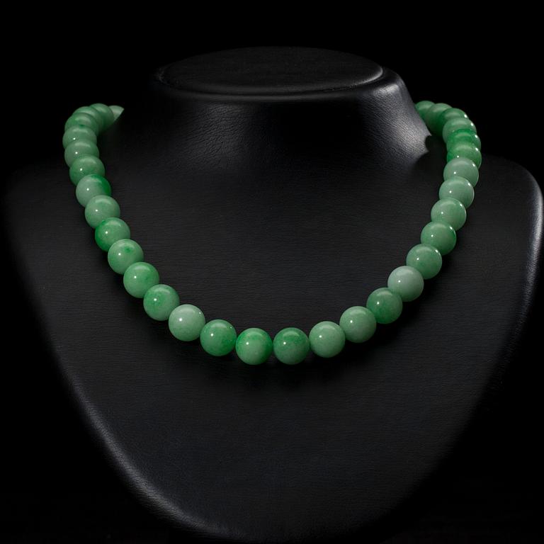 HALSSMYCKE, grön sten, silverlås. Kina 1900-talets slut.