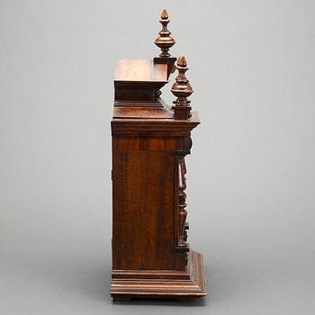 BORDSUR, nyrenässans. 1800-talets slut. Urverket märkt Junghans.