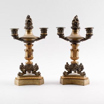 KANDELABRAR, 1 par, förgylld och patinerad brons, senempire, 1800-talets första hälft.