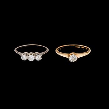 RINGAR, 2 st, 18k guld med briljantslipade diamanter, 1926-1950.