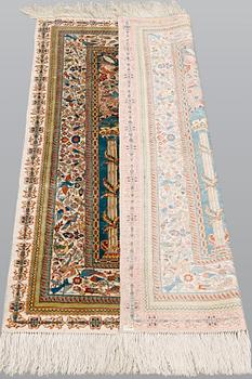 Matta, figural orientalisk silke, ca 121 x 77 cm.