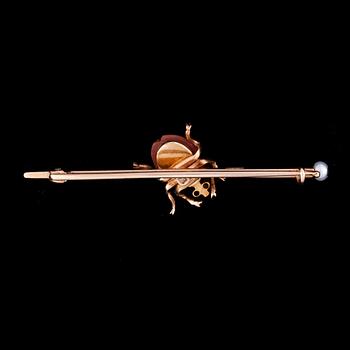 BROSCH, 14K guld, karneol, små diamanter och en pärla. Vikt 5 g.