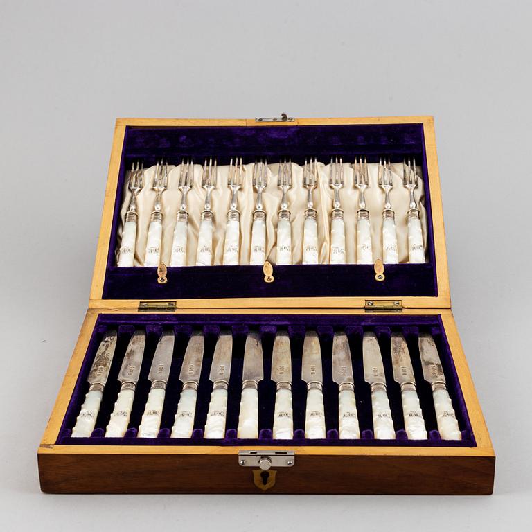 BESTICK, 24 delar, silver och pärlemor, Sheffield 1903.