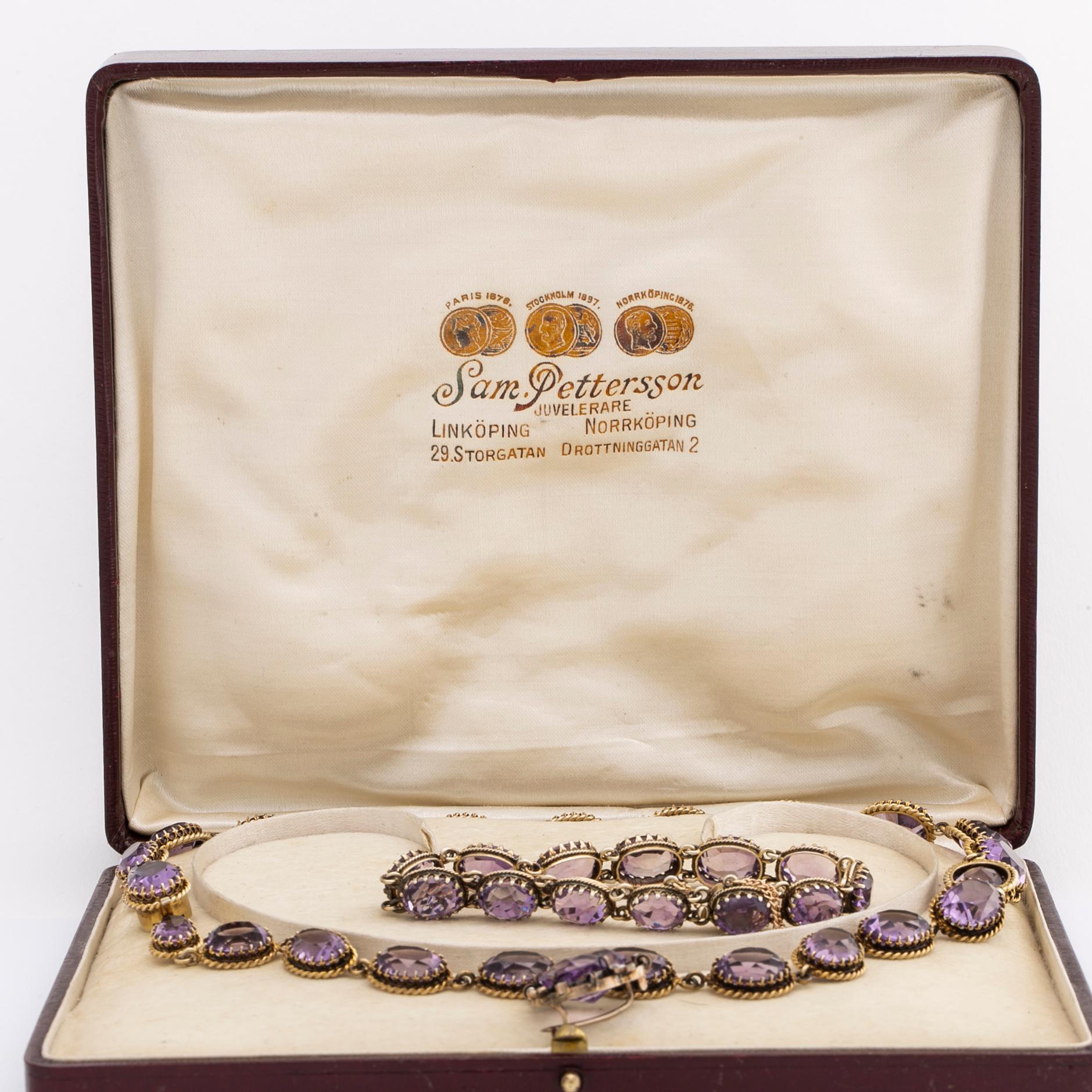 GARNITYR, förgyllt silver med ametister o orientalpärlor, collier, armband och brosch.