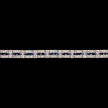 875. ARMBAND, briljant- och åttkantslipade diamanter, tot. ca 2.80 ct, samt carréslipade blå safirer. C.G. Hallberg Stockholm 1936.