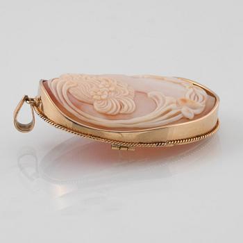 BROSCH/HÄNGE, 18K guld med skuren snäckskalscamé, Oscar Sjögren, Stockholm, 1918. Vikt 20,4 gram.