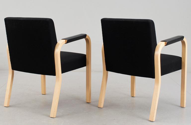 KARMSTOLAR, 1 par, modell 45, Alvar Aalto, Artek, Finland.