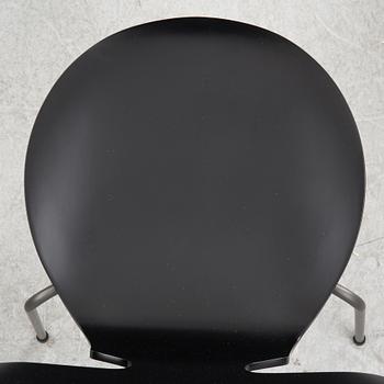 Arne Jacobsen, stolar, 4 st, "Myran", Fritz Hansen, Danmark, 1900-talets andra hälft resp 2024.