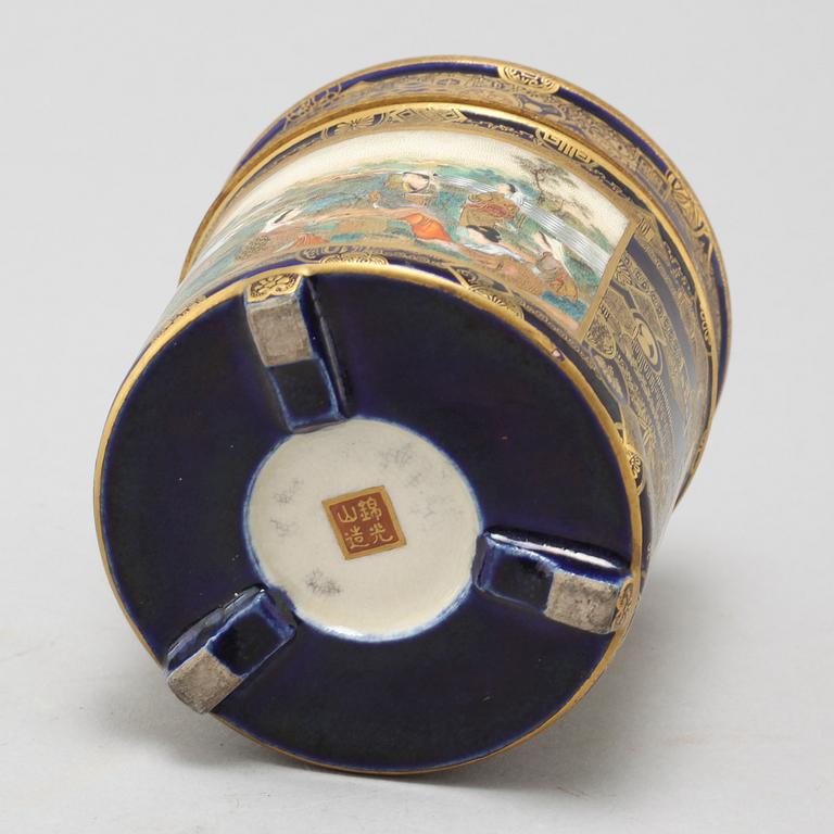 A Satsuma jar wit lid from Japan, Kinkozan tsukuru mark, made around year 1900.