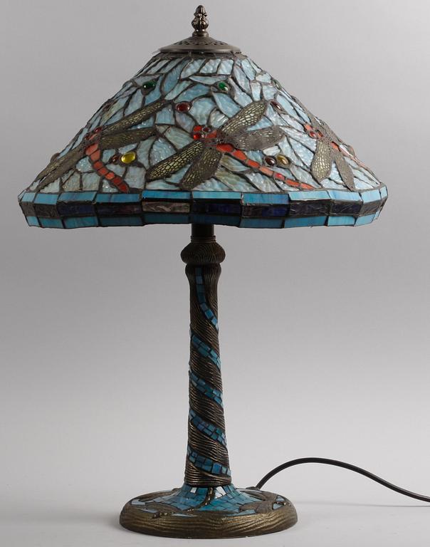 BORDSARMATUR. Tiffany-stil. Bla glas och metall. Dekor av sländor.