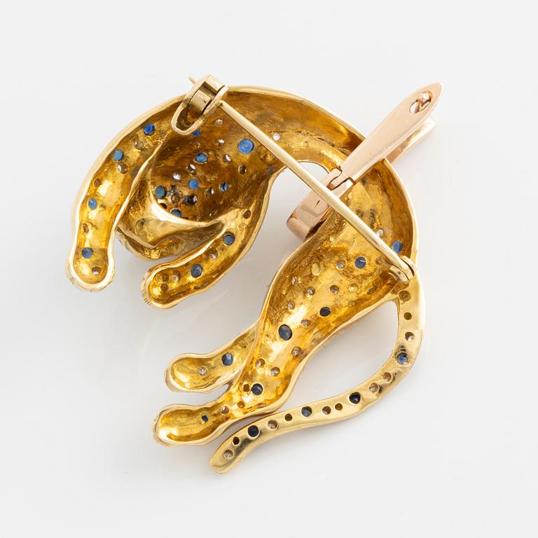 Brooch/pendant in the shape of a feline animal, gold with sapphires, rubies, and brilliant- and octagon-cut diamonds.