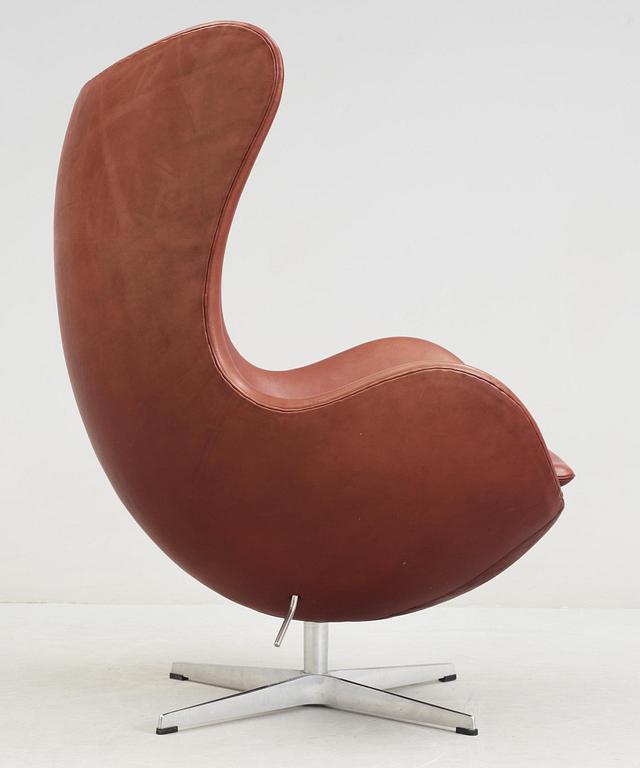 An Arne Jacobsen brown leather 'Egg' chair, Fritz Hansen, Denmark 2006.